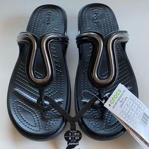 CROCS Sanrah Metalblock Flat Flip Sandal 10W